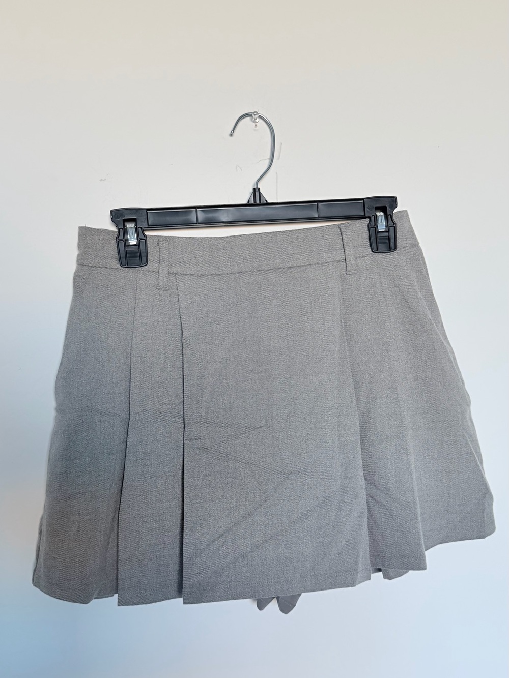 Hollister Women's Classic Gray Pleated Mini Skort - Tailored Everyday Style